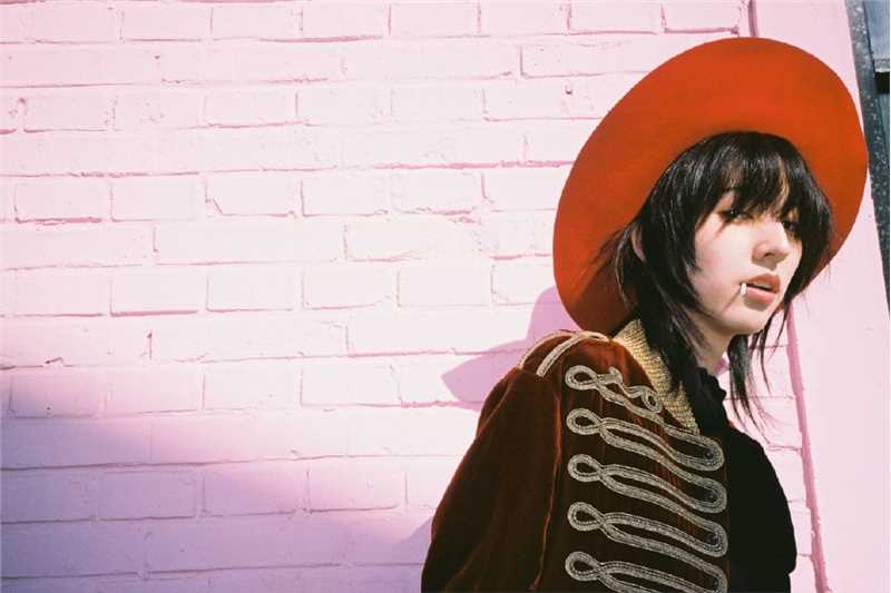 时尚美女王悦伊卷发迷人养眼长腿图片