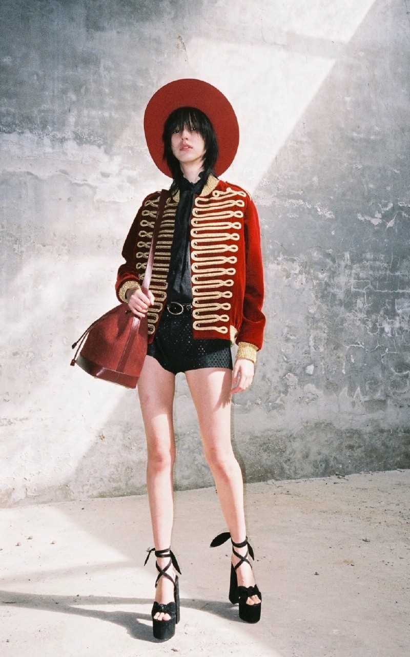 时尚美女王悦伊卷发迷人养眼长腿图片