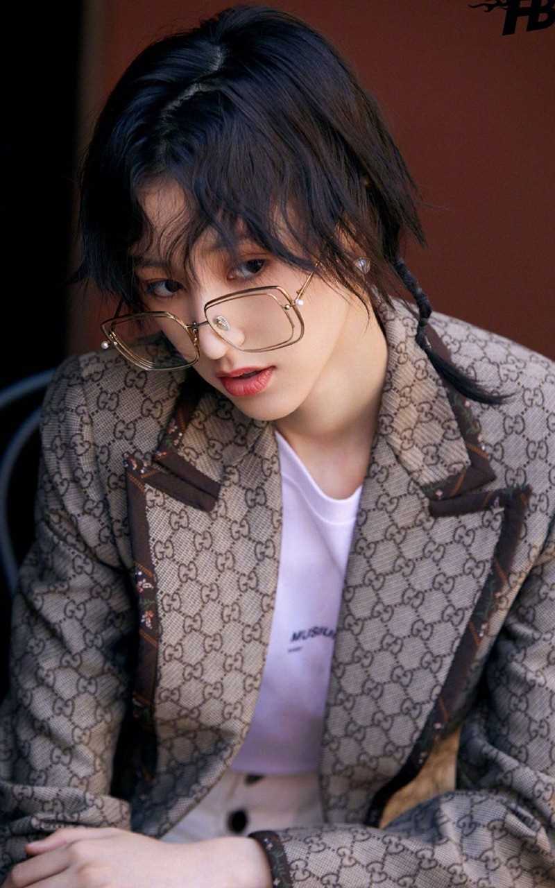 时尚美女王悦伊卷发迷人养眼长腿图片