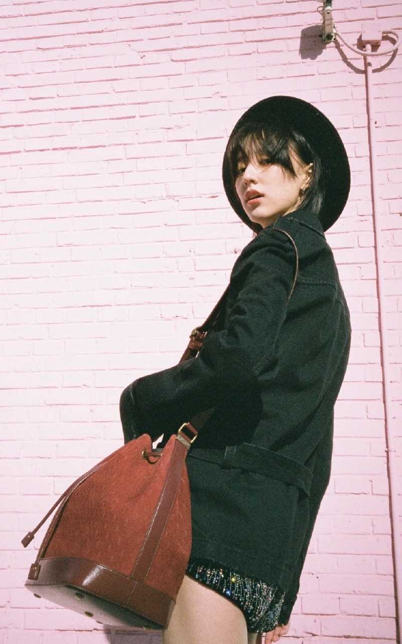 时尚美女王悦伊卷发迷人养眼长腿图片