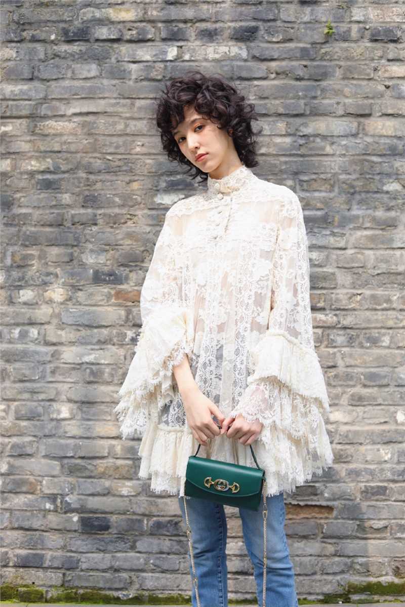 时尚美女王悦伊卷发迷人养眼长腿图片