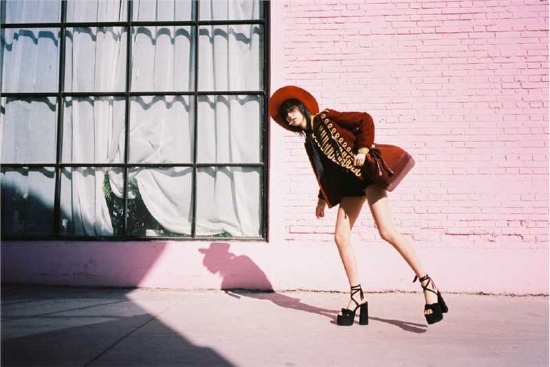 时尚美女王悦伊卷发迷人养眼长腿图片