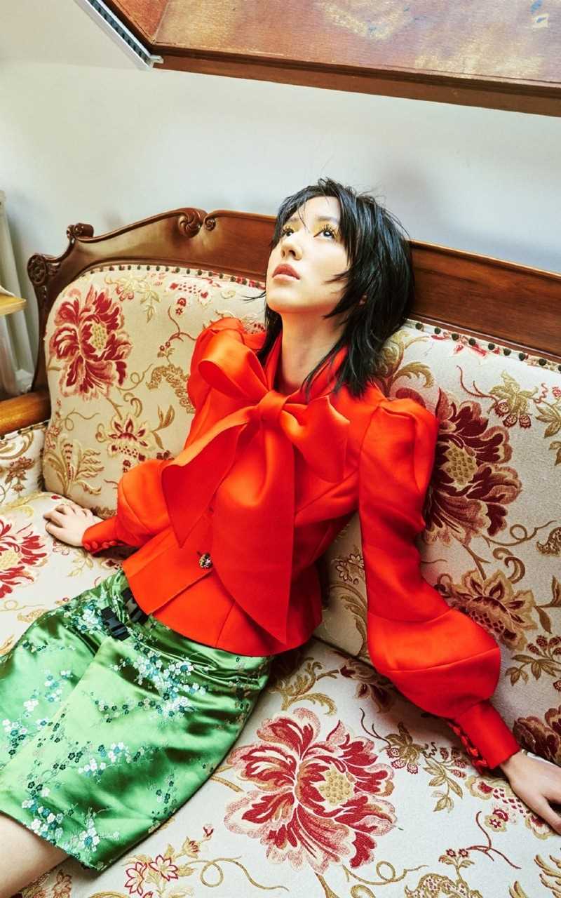 时尚美女王悦伊卷发迷人养眼长腿图片