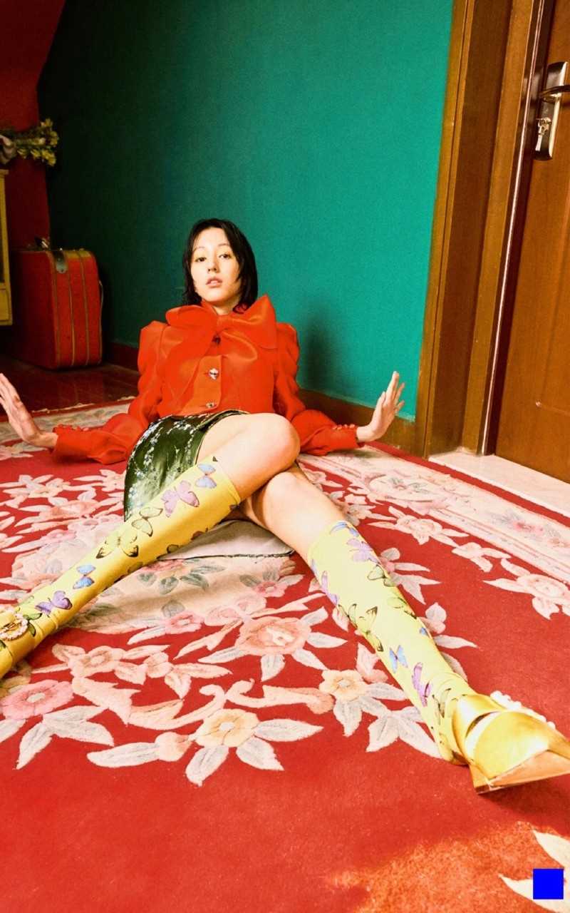 时尚美女王悦伊卷发迷人养眼长腿图片