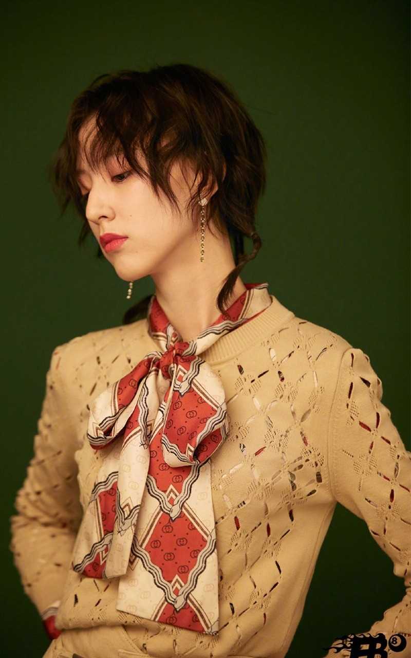 时尚美女王悦伊卷发迷人养眼长腿图片