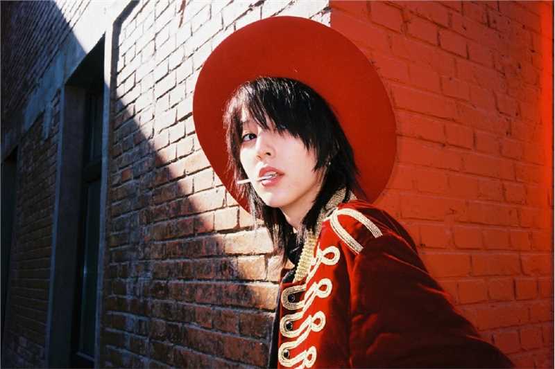 时尚美女王悦伊卷发迷人养眼长腿图片