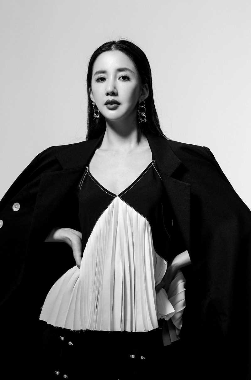 特别专辑气质美女陈欣予黑白时尚艺术大片图片