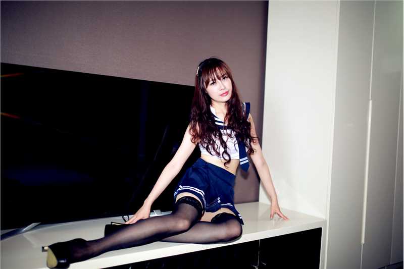 精选中国首位袖珍腿模伊贞羽性感好看的桌面壁纸图册