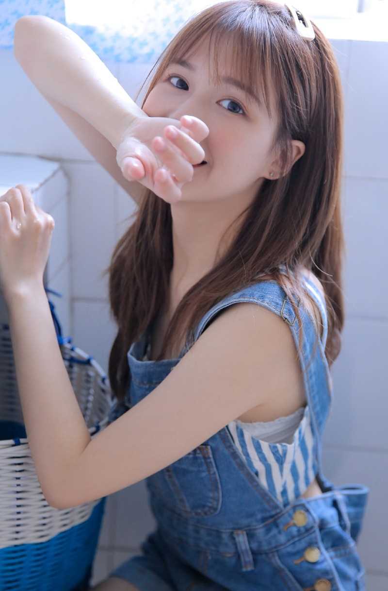 活泼俏皮的邻家妹妹马甲线纤细性感长腿白皙诱人艺术照