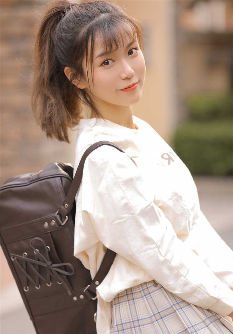 最全骑单车的马尾辫小姐姐性感短裙白丝大长腿户外壁纸