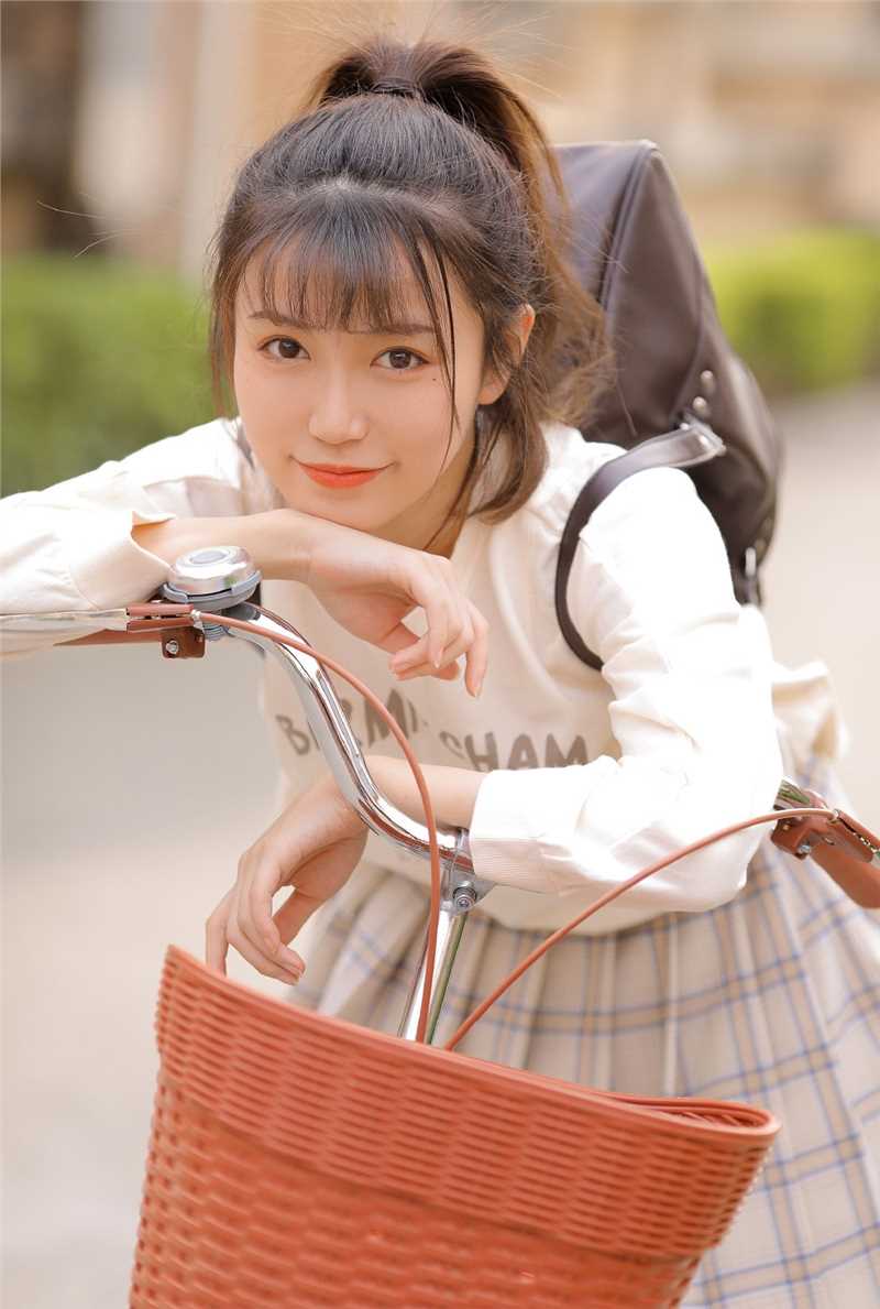 最全骑单车的马尾辫小姐姐性感短裙白丝大长腿户外壁纸