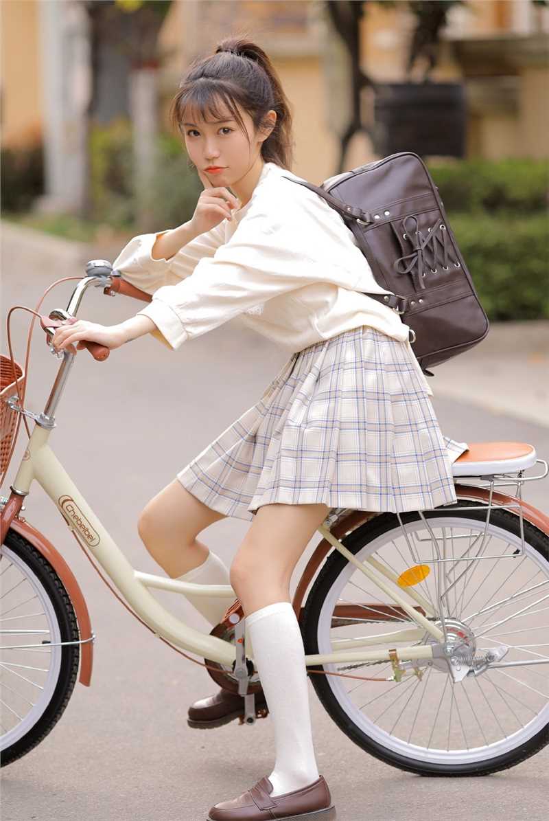 最全骑单车的马尾辫小姐姐性感短裙白丝大长腿户外壁纸