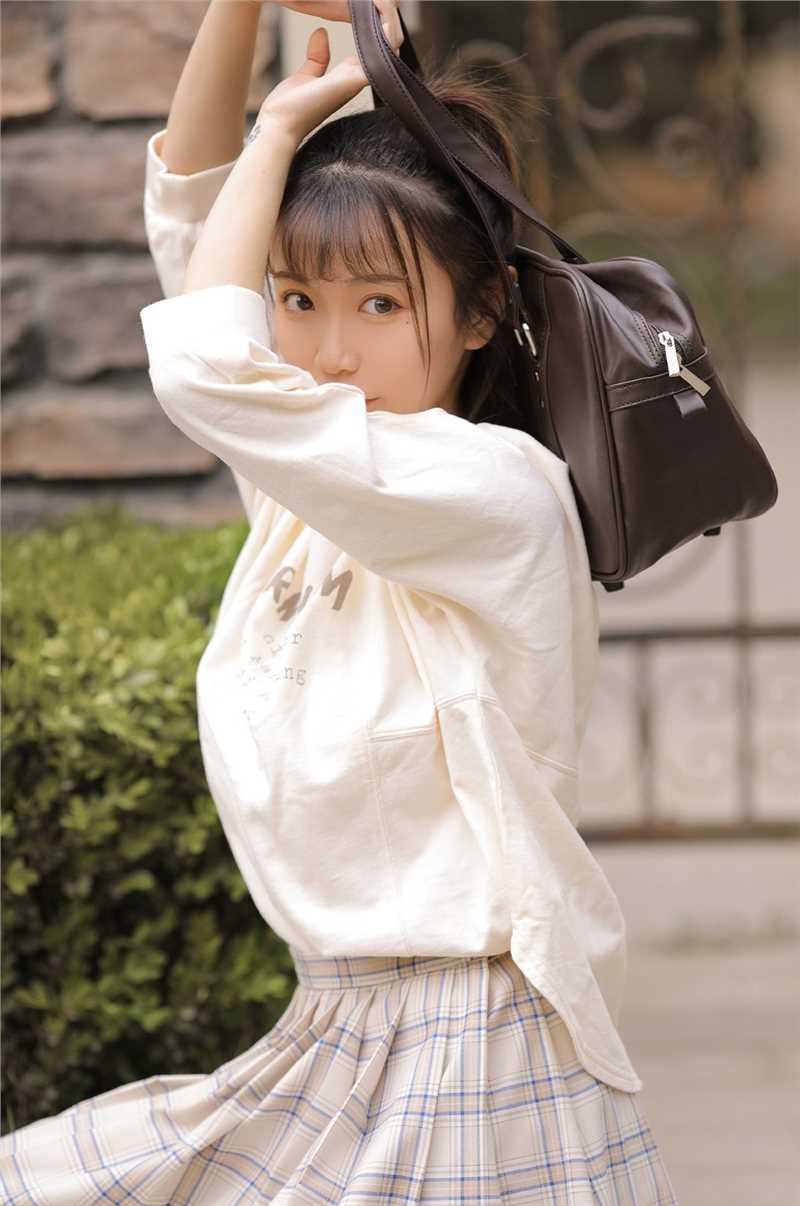 最全骑单车的马尾辫小姐姐性感短裙白丝大长腿户外壁纸