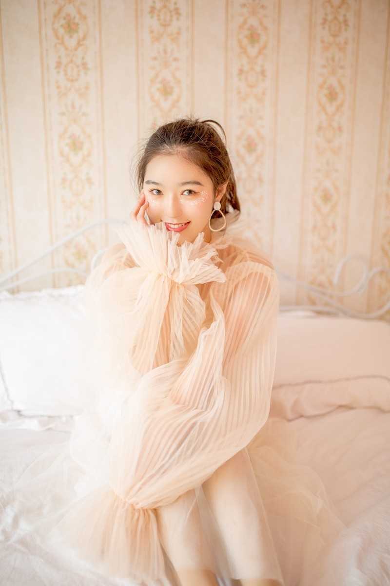 优质笑眼盈盈的马尾辫美眉吊带纱裙清纯可人艺术图片