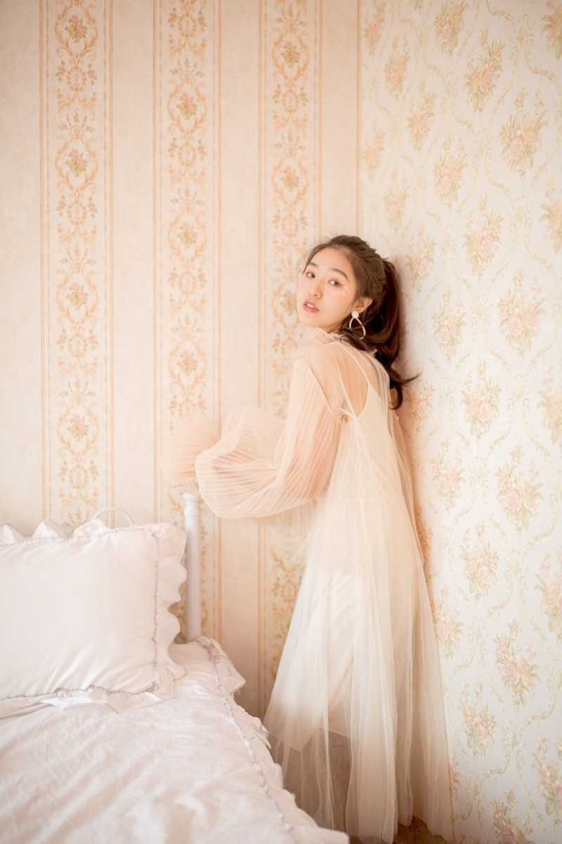 优质笑眼盈盈的马尾辫美眉吊带纱裙清纯可人艺术图片