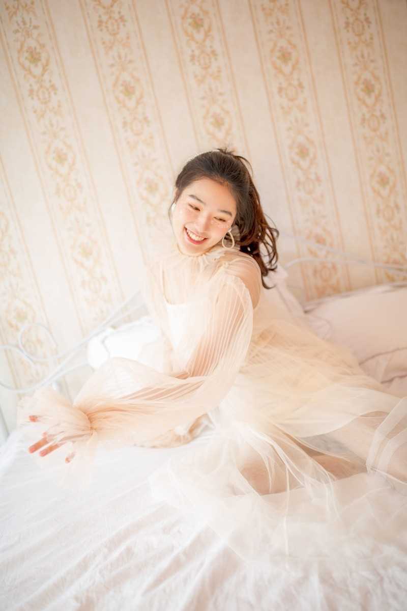 优质笑眼盈盈的马尾辫美眉吊带纱裙清纯可人艺术图片