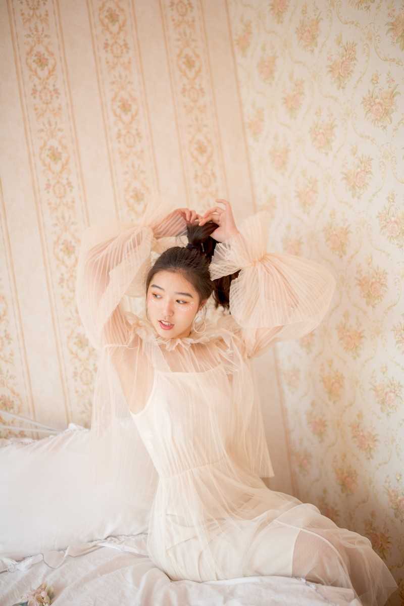 优质笑眼盈盈的马尾辫美眉吊带纱裙清纯可人艺术图片