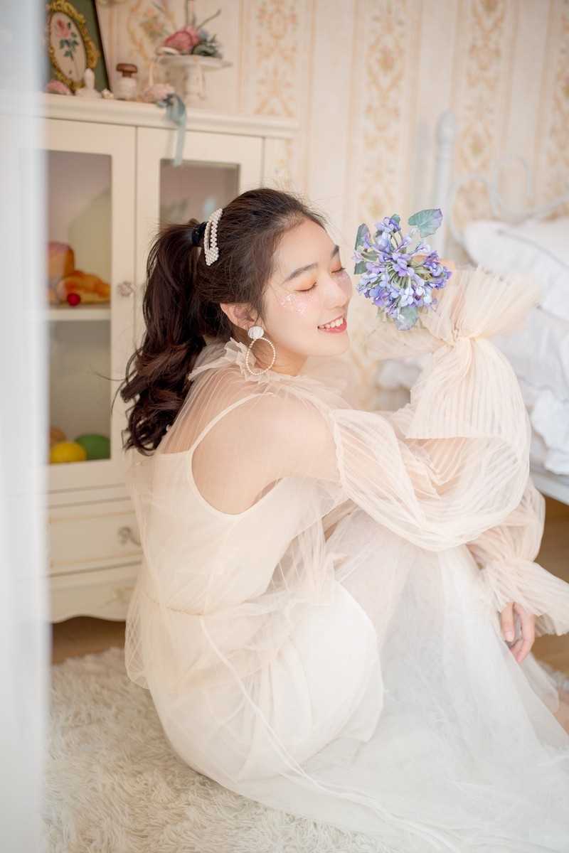 优质笑眼盈盈的马尾辫美眉吊带纱裙清纯可人艺术图片