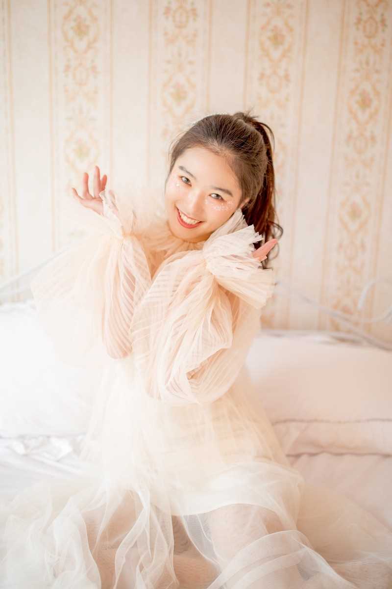 优质笑眼盈盈的马尾辫美眉吊带纱裙清纯可人艺术图片