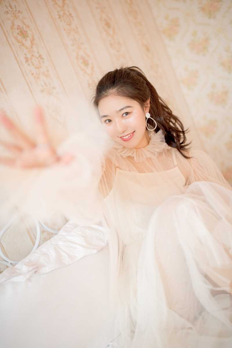 优质笑眼盈盈的马尾辫美眉吊带纱裙清纯可人艺术图片