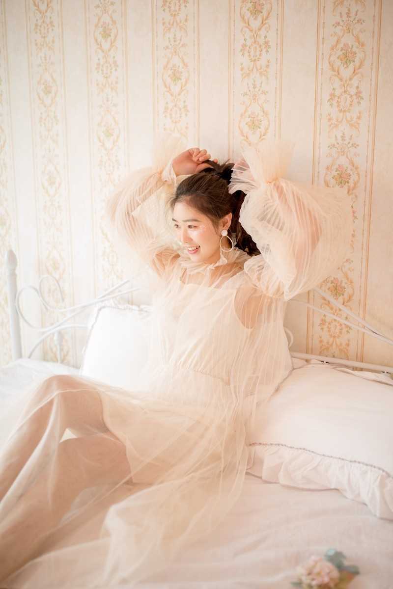 优质笑眼盈盈的马尾辫美眉吊带纱裙清纯可人艺术图片