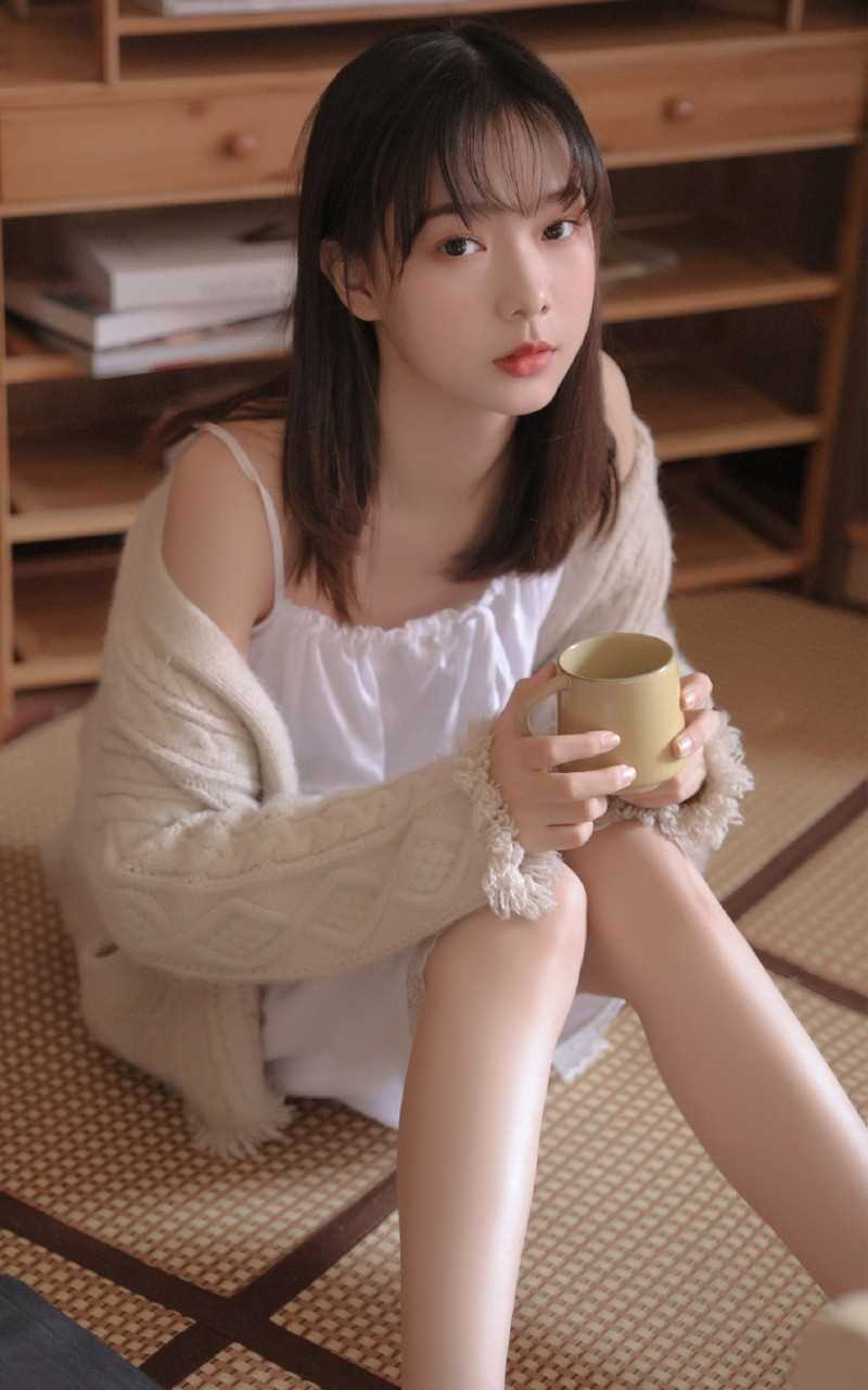 精选唇红齿白的尤物少女吊带睡衣干净杏眼清纯美女图册