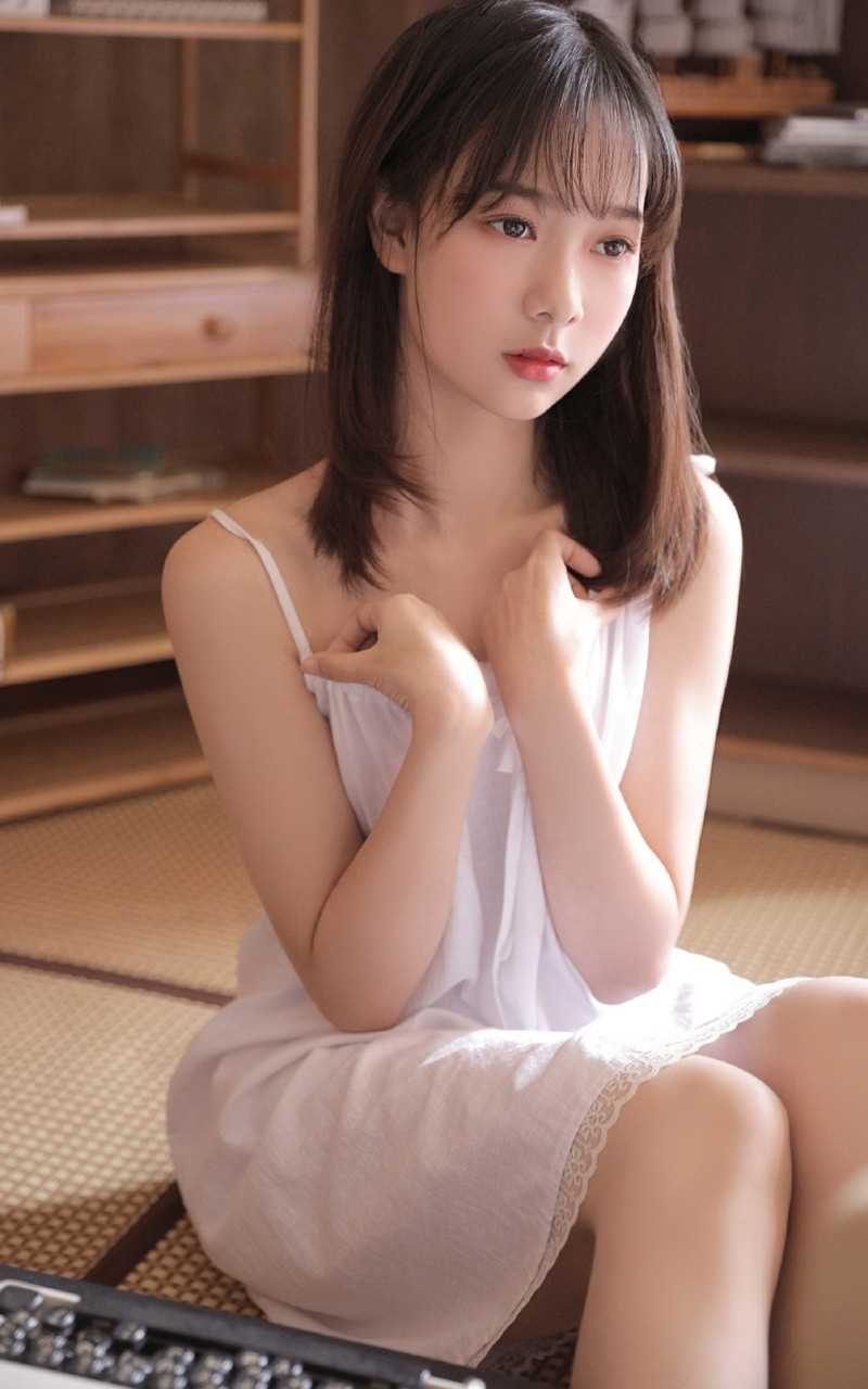精选唇红齿白的尤物少女吊带睡衣干净杏眼清纯美女图册