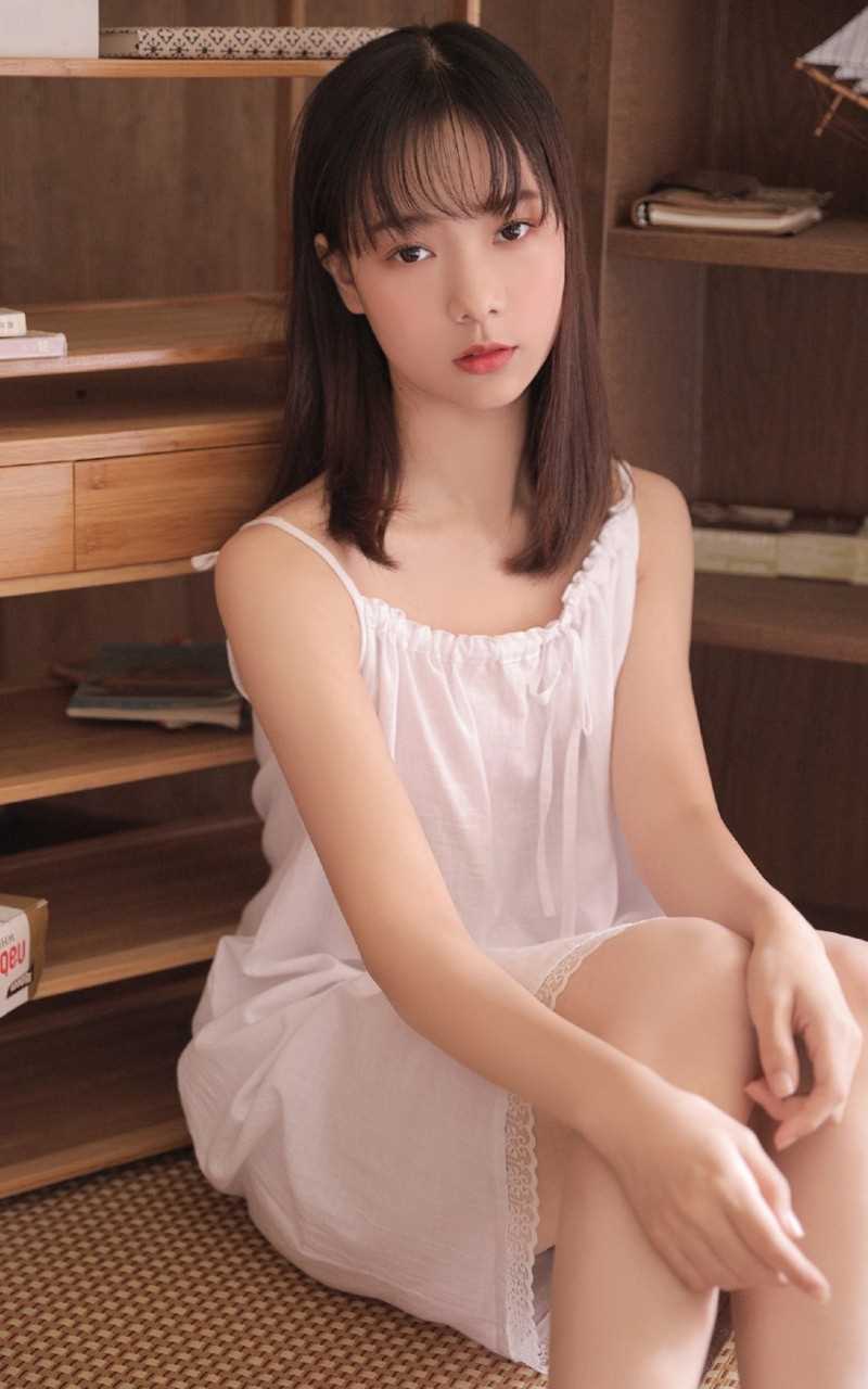 精选唇红齿白的尤物少女吊带睡衣干净杏眼清纯美女图册