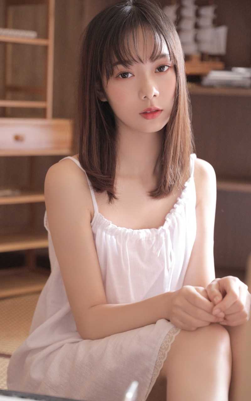 精选唇红齿白的尤物少女吊带睡衣干净杏眼清纯美女图册