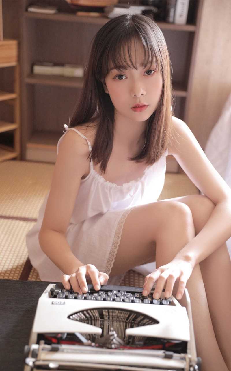 精选唇红齿白的尤物少女吊带睡衣干净杏眼清纯美女图册