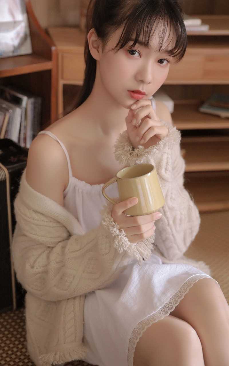 精选唇红齿白的尤物少女吊带睡衣干净杏眼清纯美女图册