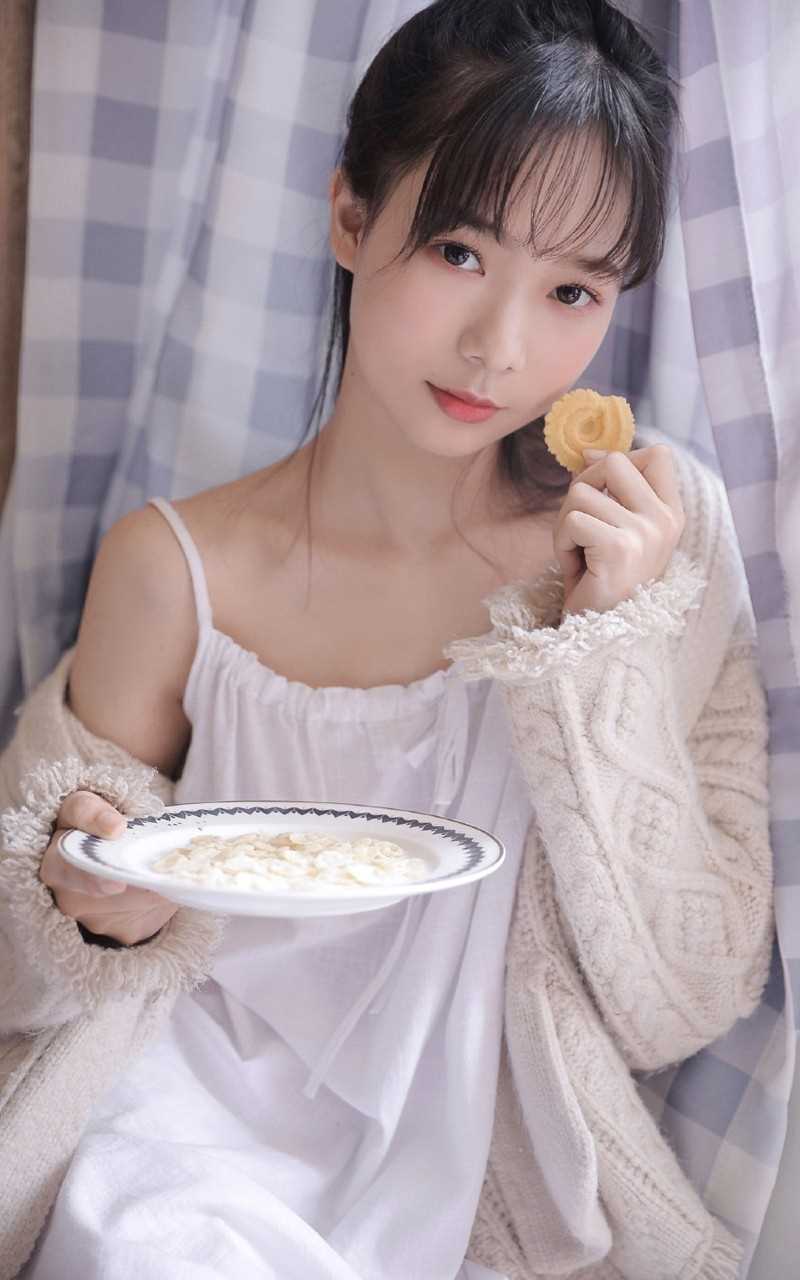 精选唇红齿白的尤物少女吊带睡衣干净杏眼清纯美女图册