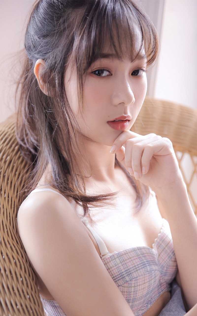 精选唇红齿白的尤物少女吊带睡衣干净杏眼清纯美女图册