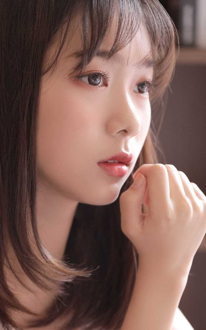 精选唇红齿白的尤物少女吊带睡衣干净杏眼清纯美女图册