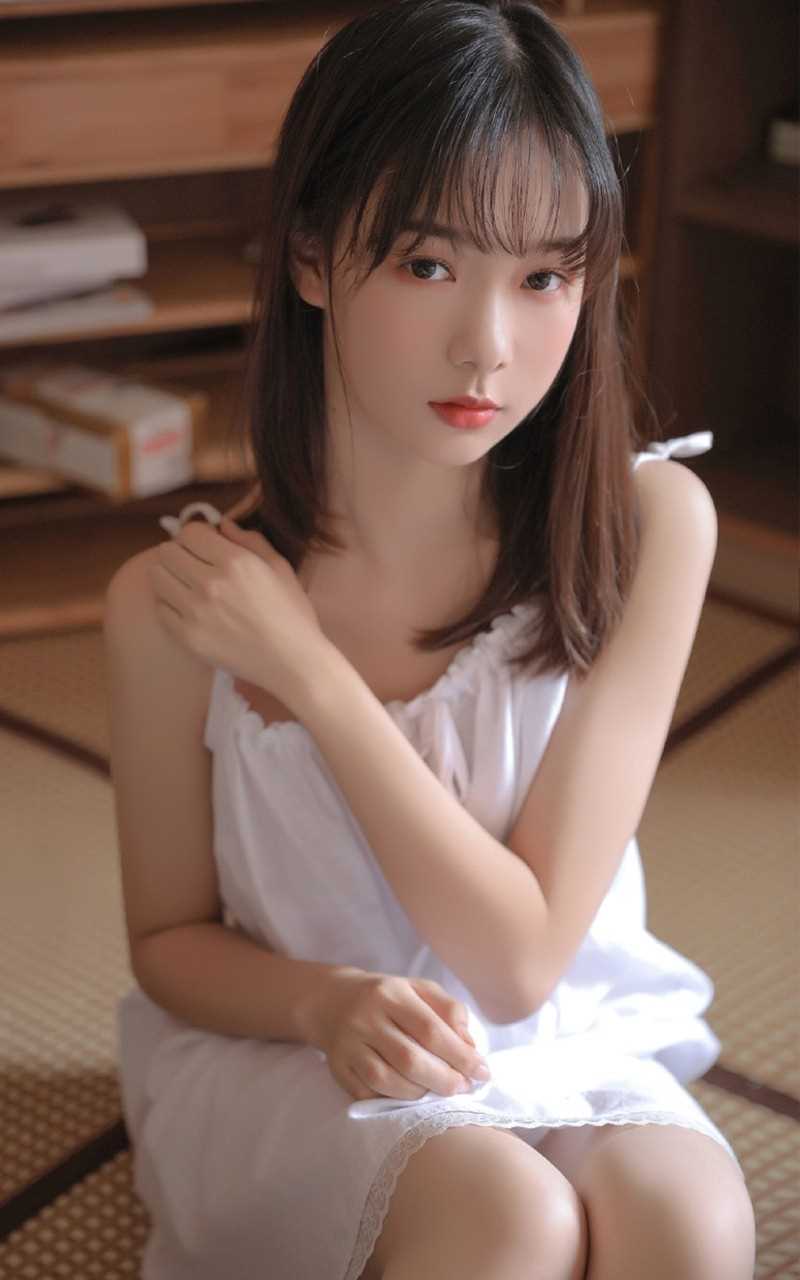 精选唇红齿白的尤物少女吊带睡衣干净杏眼清纯美女图册
