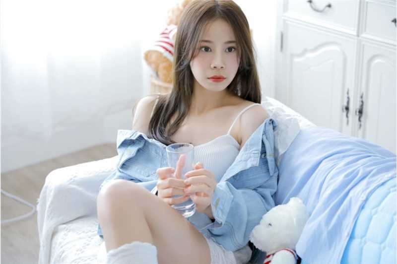 高清90后素颜女神唇红齿白香肩小吊带肌肤白皙勾魂私拍图集