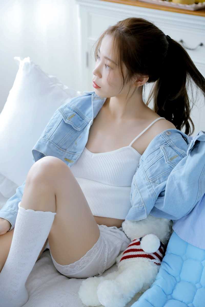 高清90后素颜女神唇红齿白香肩小吊带肌肤白皙勾魂私拍图集