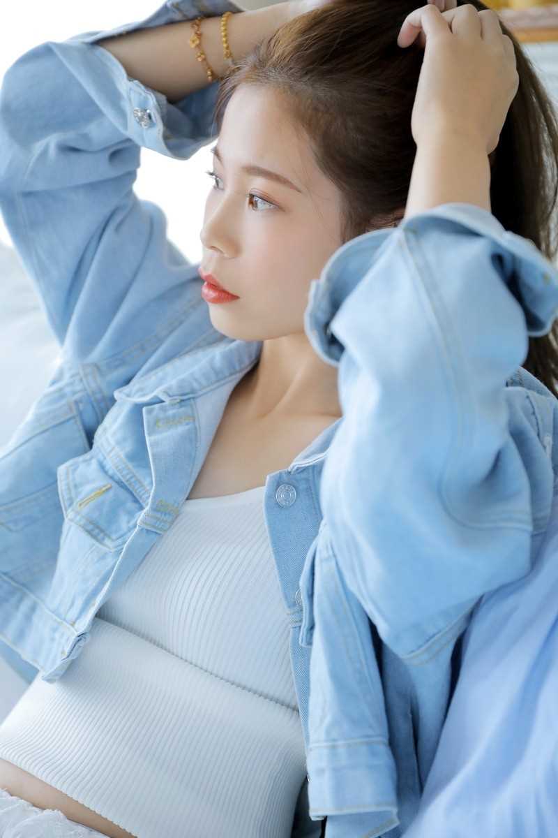 高清90后素颜女神唇红齿白香肩小吊带肌肤白皙勾魂私拍图集