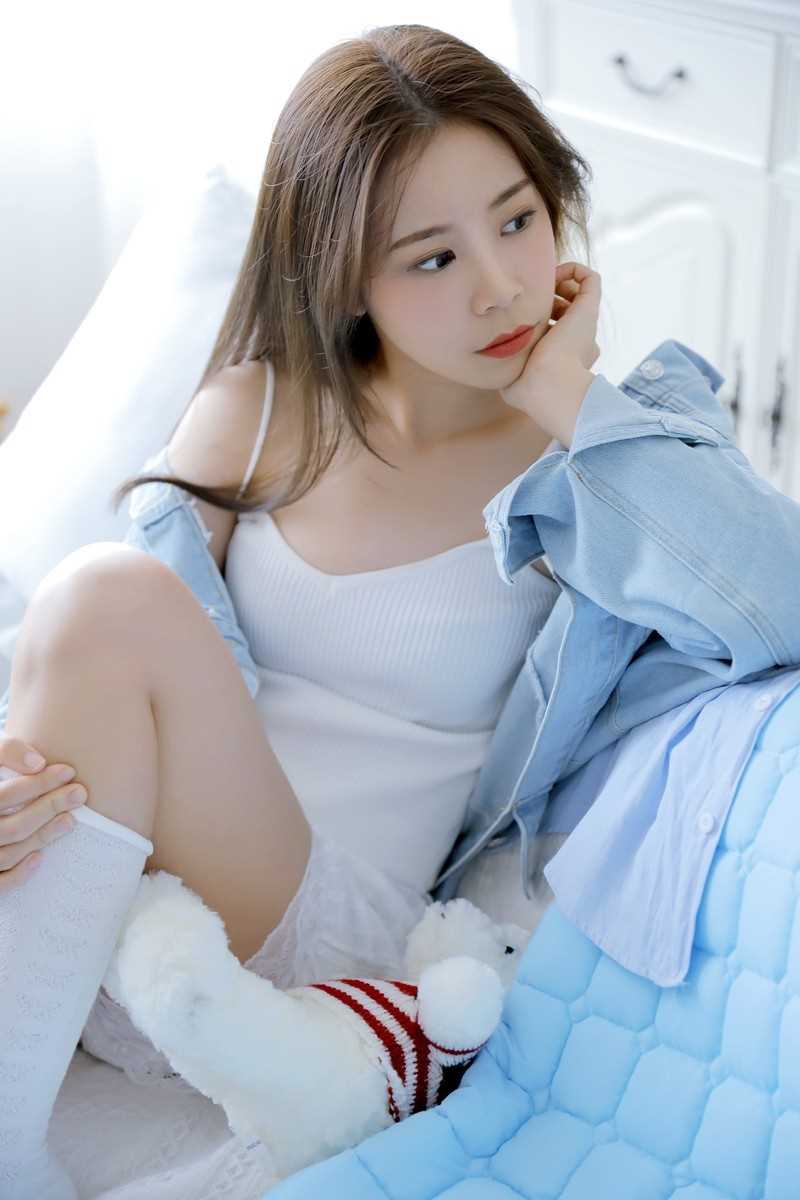 高清90后素颜女神唇红齿白香肩小吊带肌肤白皙勾魂私拍图集