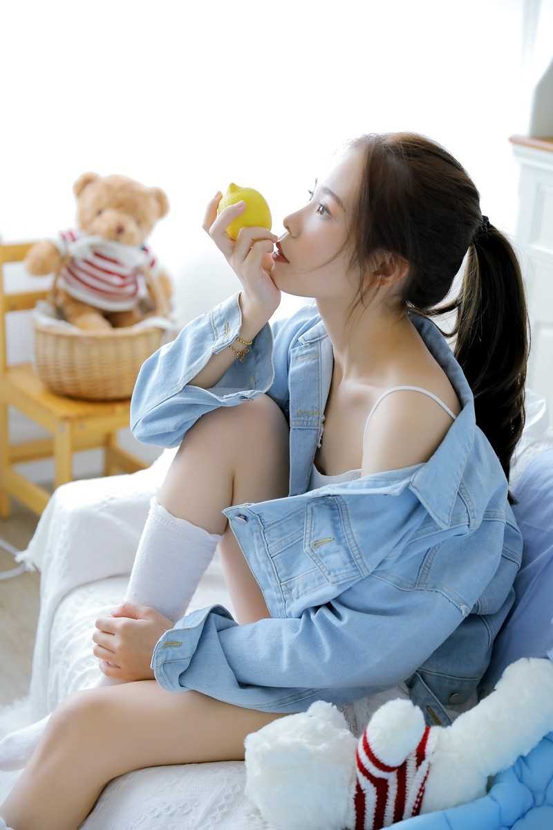 高清90后素颜女神唇红齿白香肩小吊带肌肤白皙勾魂私拍图集