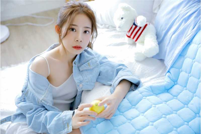 高清90后素颜女神唇红齿白香肩小吊带肌肤白皙勾魂私拍图集