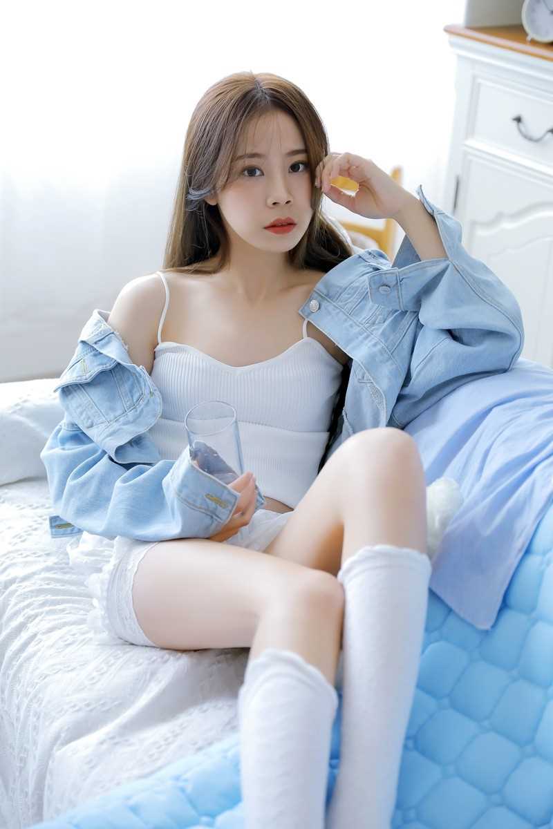 高清90后素颜女神唇红齿白香肩小吊带肌肤白皙勾魂私拍图集