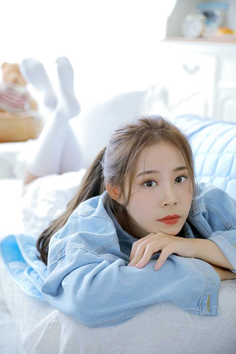 高清90后素颜女神唇红齿白香肩小吊带肌肤白皙勾魂私拍图集