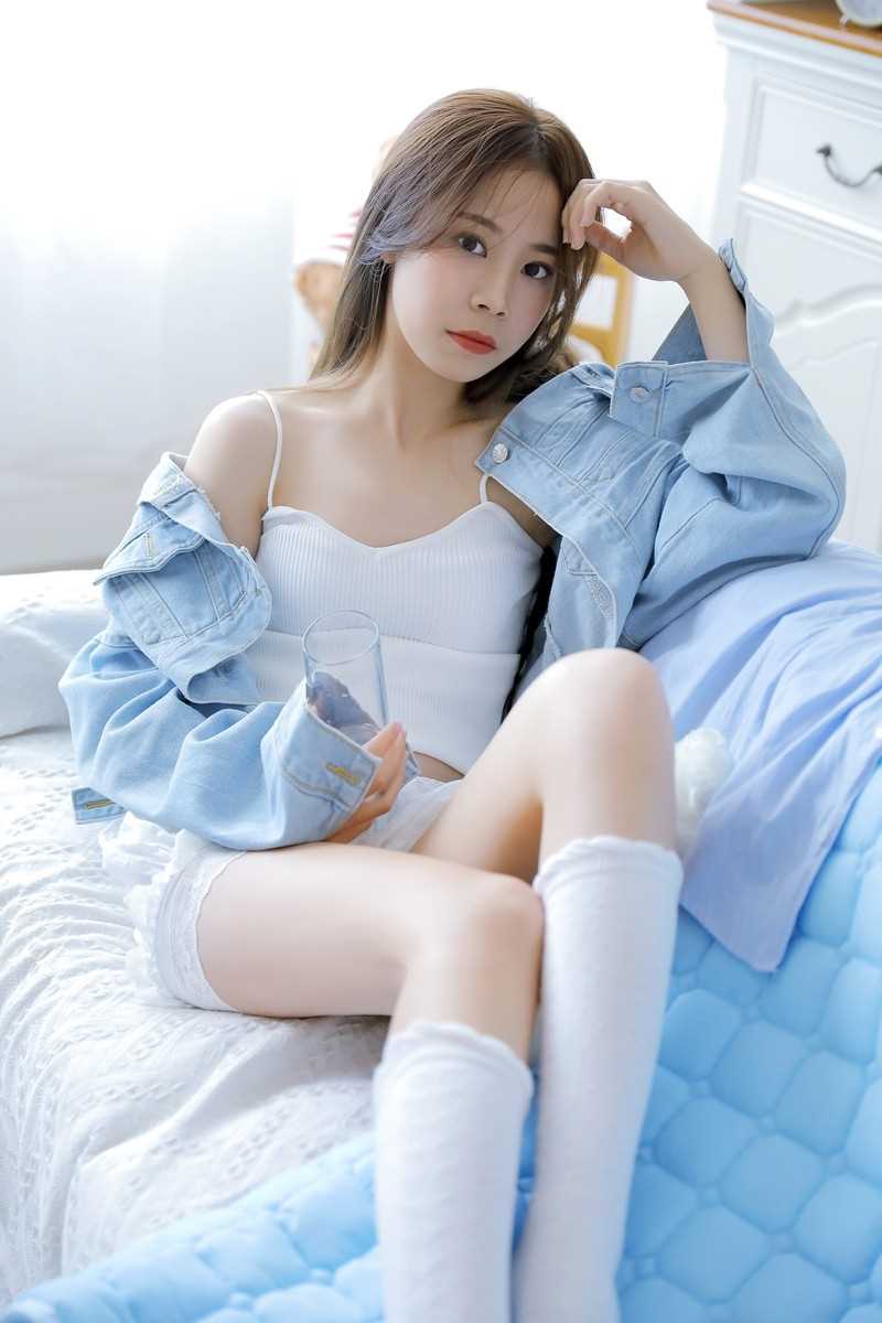 高清90后素颜女神唇红齿白香肩小吊带肌肤白皙勾魂私拍图集