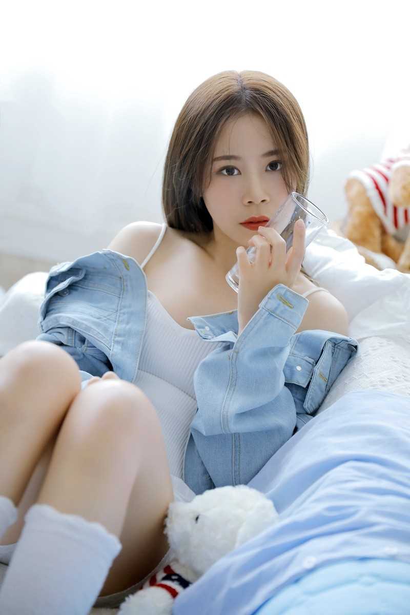 高清90后素颜女神唇红齿白香肩小吊带肌肤白皙勾魂私拍图集