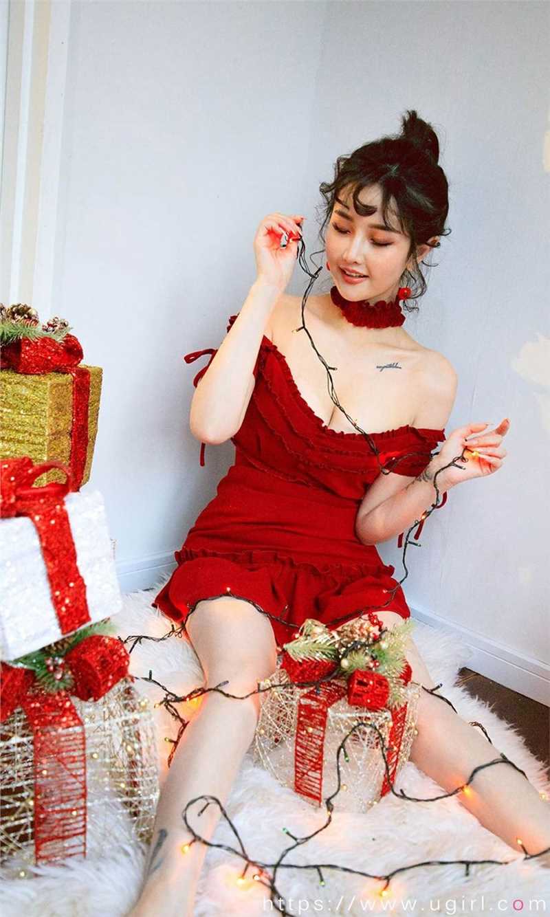 高清亚洲宅男女神穿着红色齐b超短裙迷人的沟诱惑私房照图册