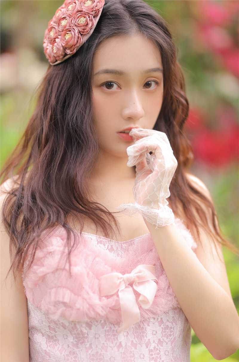 最新性感初中美女粉色抹胸裙光滑美背香肩诱惑户外壁纸