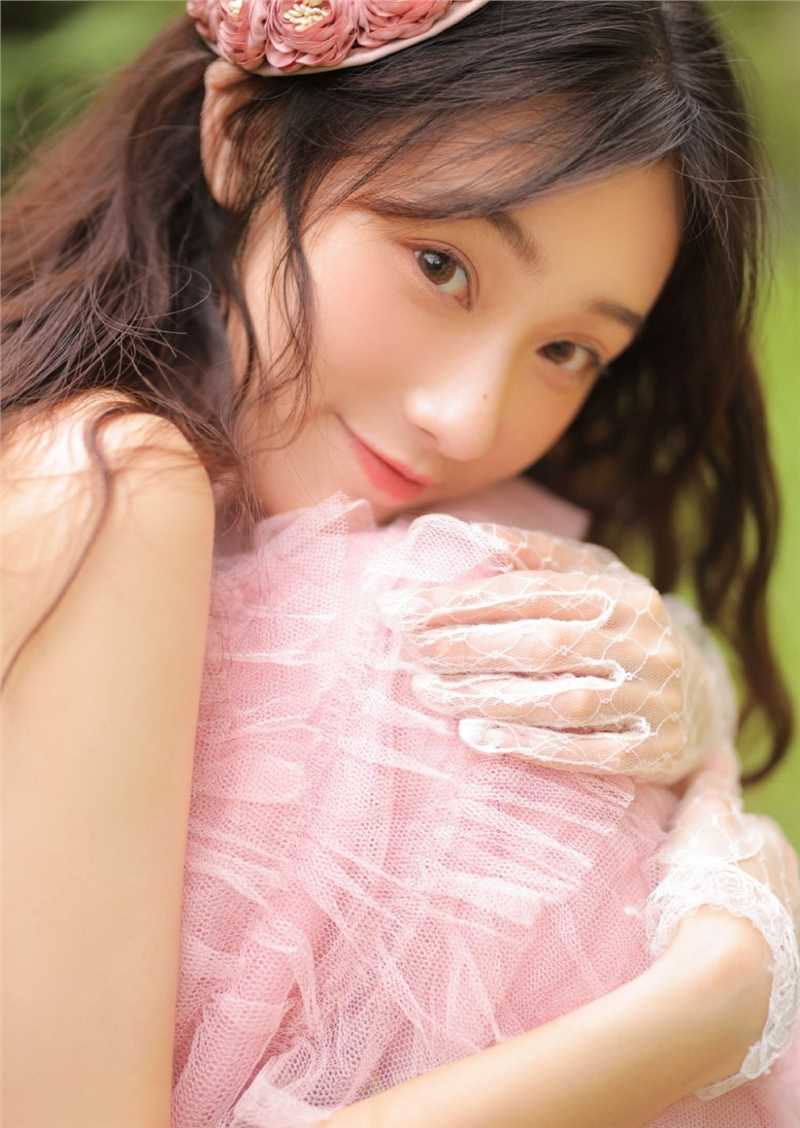 最新性感初中美女粉色抹胸裙光滑美背香肩诱惑户外壁纸