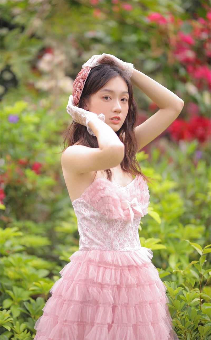 最新性感初中美女粉色抹胸裙光滑美背香肩诱惑户外壁纸