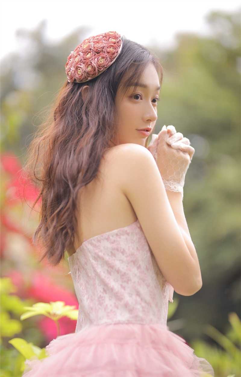 最新性感初中美女粉色抹胸裙光滑美背香肩诱惑户外壁纸